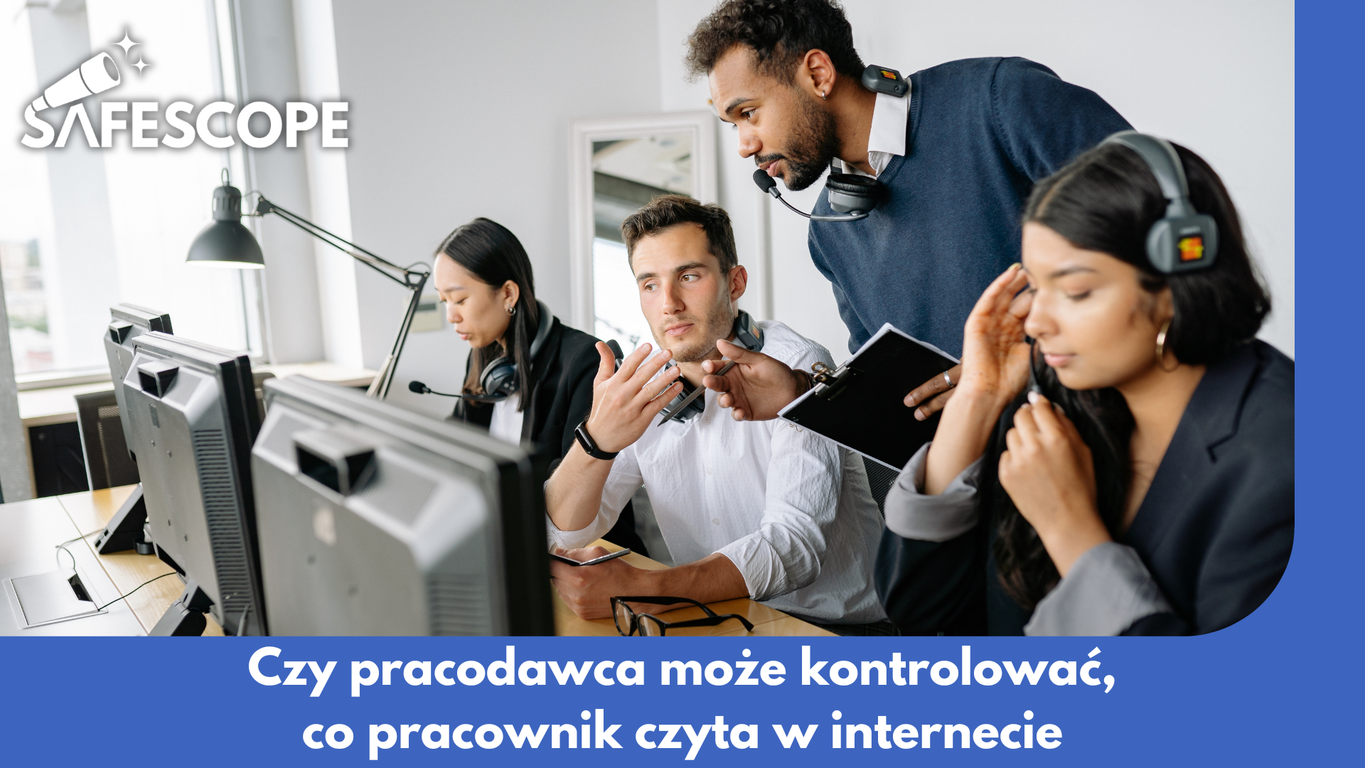 Pracodawca obserwujący pracowników korzystających z komputerów w biurze, monitoring aktywności internetowej i bezpieczeństwo w miejscu pracy.